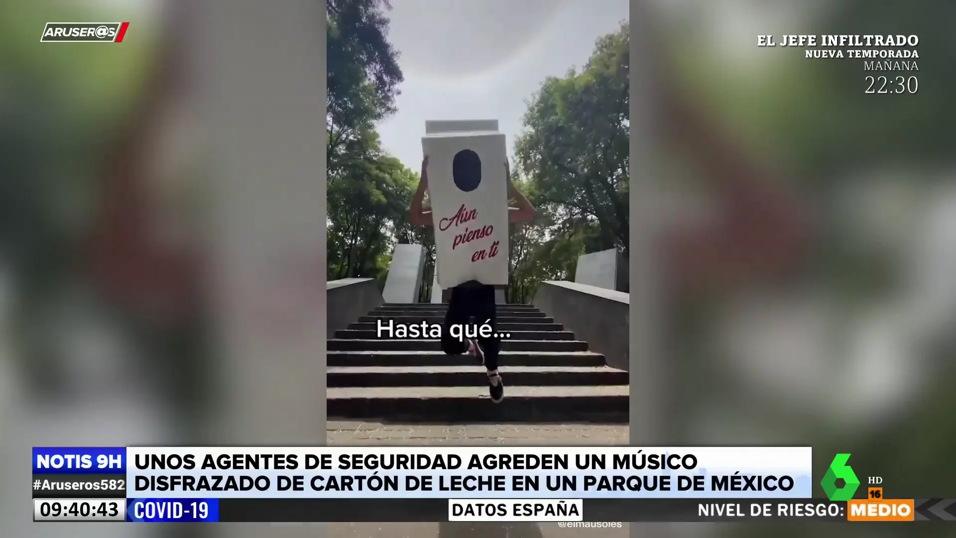 Agreden a un músico disfrazado de cartón de leche en un parque de México