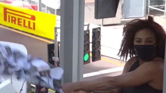 Serena Wlliams ondea la bandera a cuadros en el Gran Premio de Mónaco Serena Wlliams ondea la bandera a cuadros en el Gran Premio de Mónaco