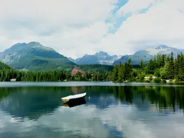 Štrbské Pleso. Lago Glaciar. Eslovaquia Štrbské Pleso. Lago Glaciar. Eslovaquia