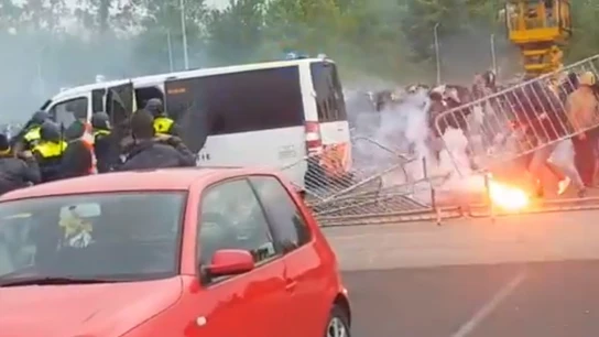 Disturbios entre la policía y los ultras del NAC Breda en los aledaños del estadio Disturbios entre la policía y los ultras del NAC Breda en los aledaños del estadio