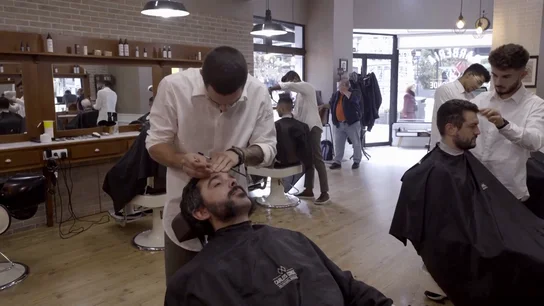 La confesión de un peluquero que "asusta" al jefe infiltrado: "No tengo ni idea de hacerlo" La confesión de un peluquero que "asusta" al jefe infiltrado: "No tengo ni idea de hacerlo"