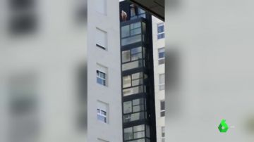 Una policía rescata a un anciano de 90 años que estaba recostado en el alféizar de un duodécimo piso en Vigo
