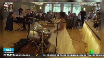 Una novia sorprende a los invitados a su boda con una increíble actuación a la batería