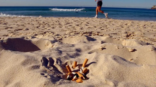 Imagen de colillas en una playa Imagen de colillas en una playa