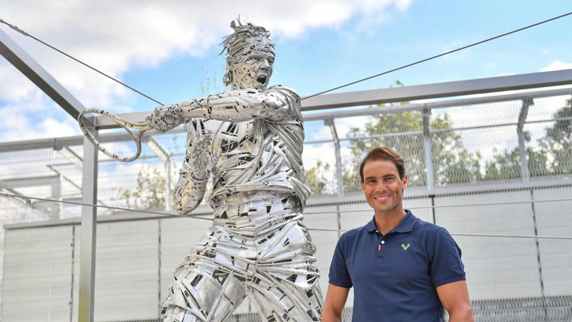 La estatua de Rafa Nadal en Roland Garros