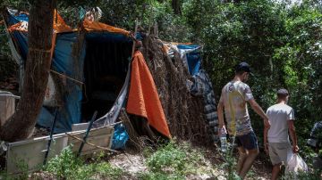 Un grupo de jóvenes migrantes lleva días viviendo en los montes de Ceuta.