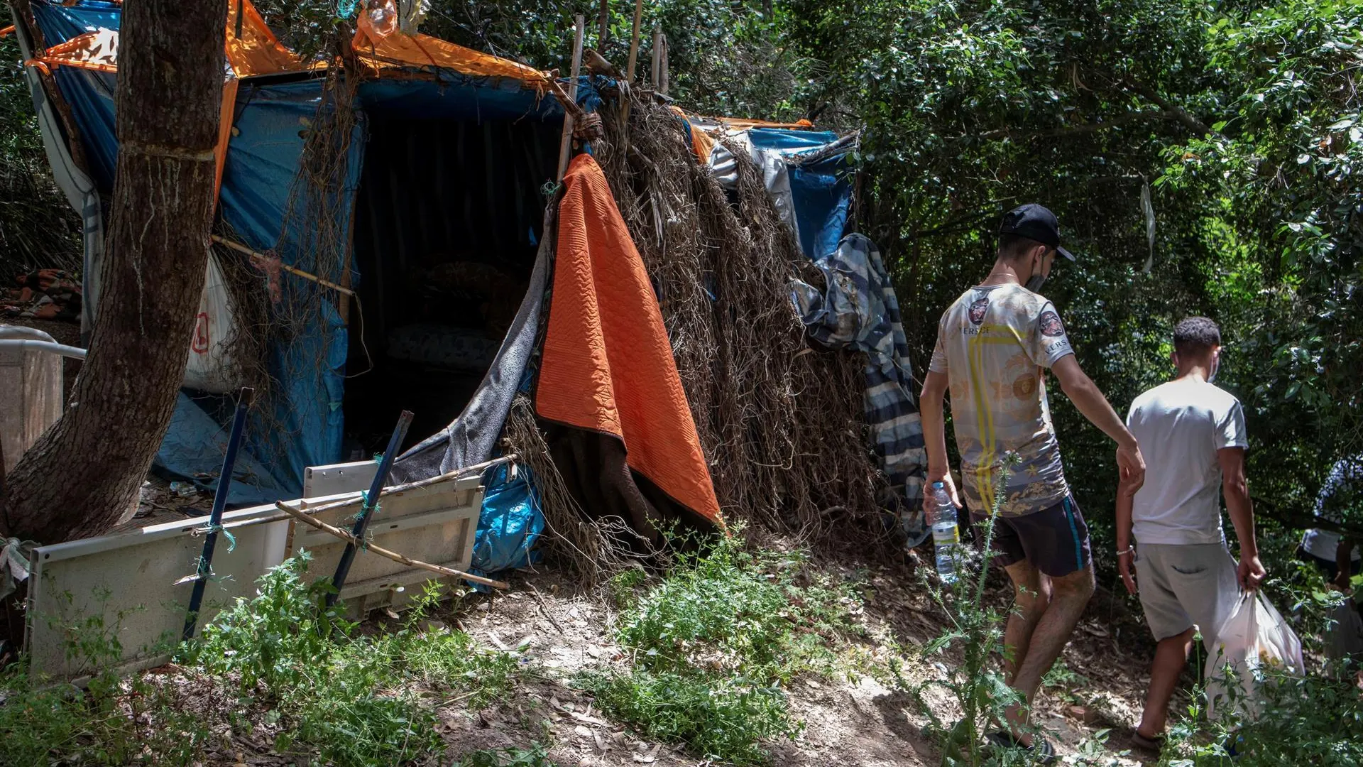 Un grupo de jóvenes migrantes lleva días viviendo en los montes de Ceuta.