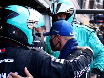 Los mecánicos consuelan a Bottas Los mecánicos consuelan a Bottas