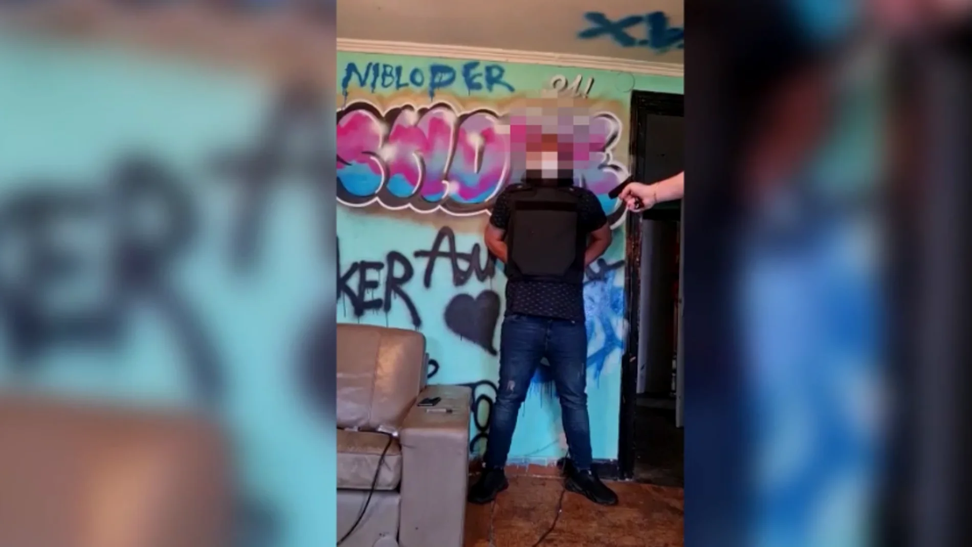 Peligrosa broma grabada en vídeo: un hombre dispara a un amigo que portaba un chaleco antibalas