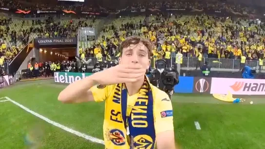 Pau Torres lanza un beso a Fernando Roig en la celebración de la UEFA Europa League Pau Torres lanza un beso a Fernando Roig en la celebración de la UEFA Europa League