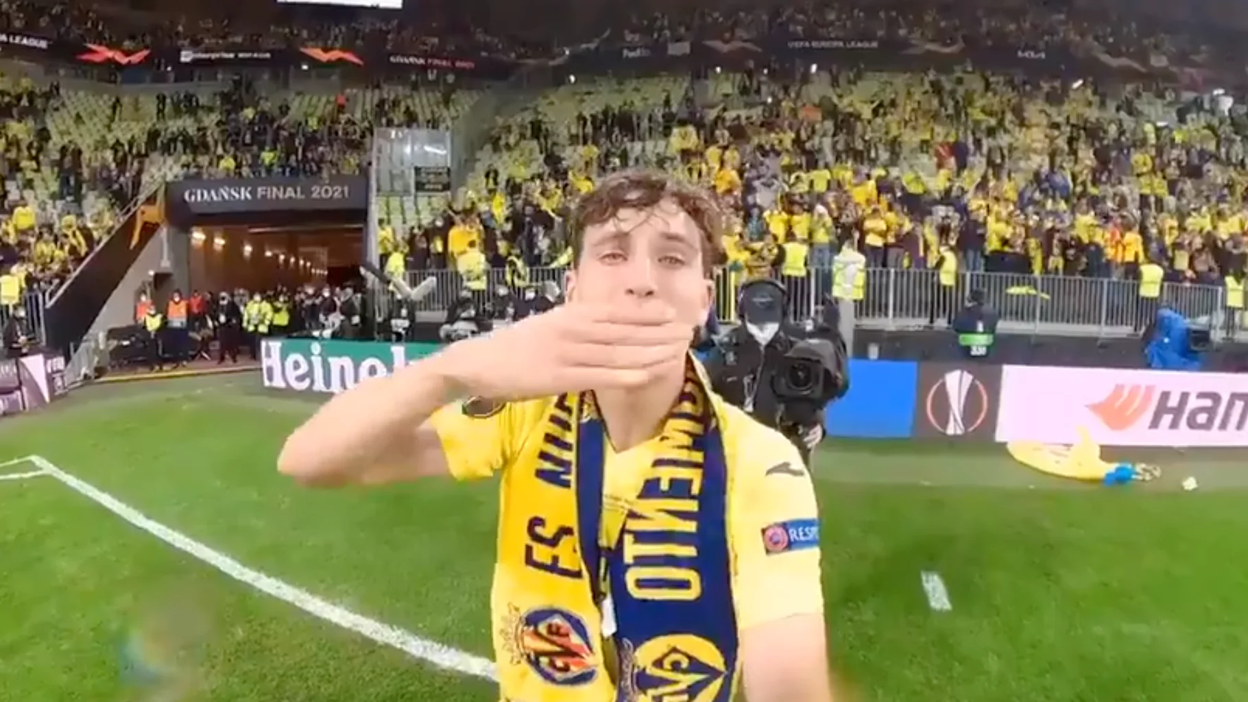 Pau Torres lanza un beso a Fernando Roig en la celebración de la UEFA Europa League