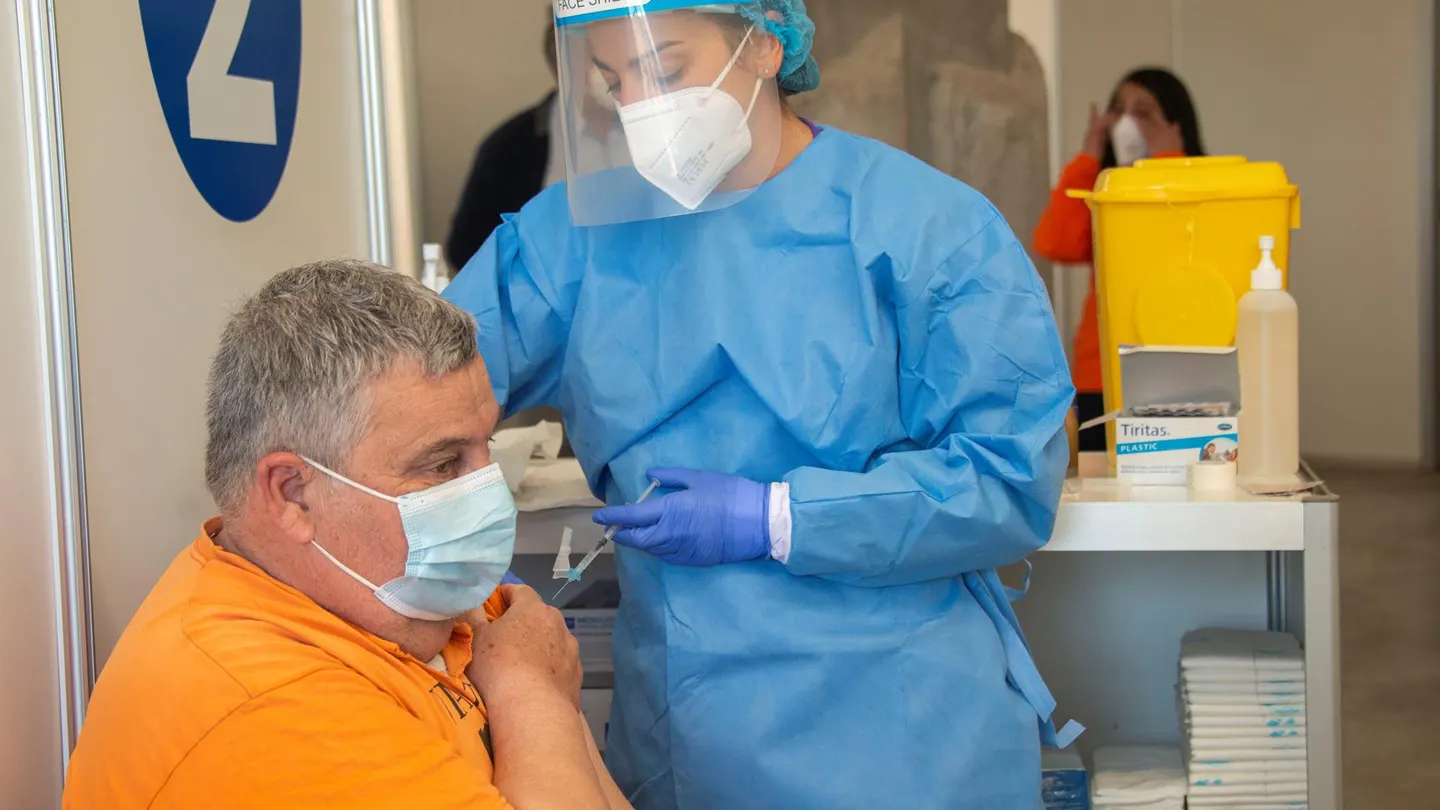 Una sanitaria vacuna contra el COVID-19 a un hombre en Baleares. Una sanitaria vacuna contra el COVID-19 a un hombre en Baleares.
