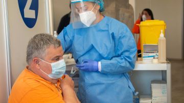 Una sanitaria vacuna contra el COVID-19 a un hombre en Baleares.