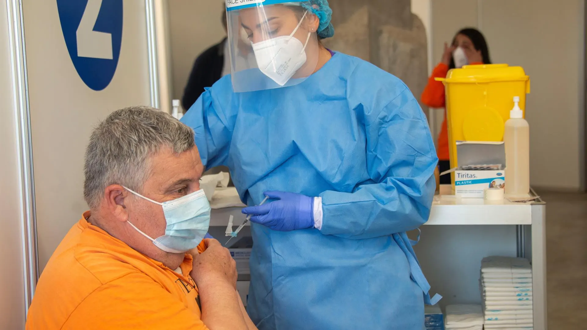 Una sanitaria vacuna contra el COVID-19 a un hombre en Baleares.