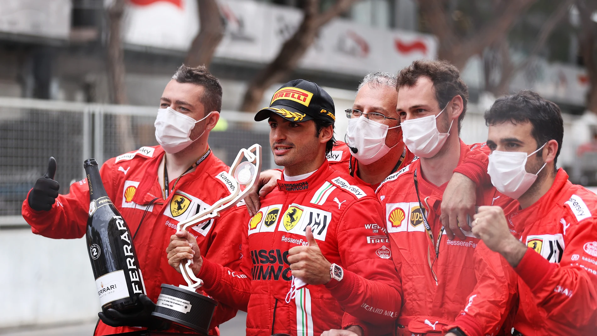 Carlos Sainz junto a mecánicos del equipo Ferrari