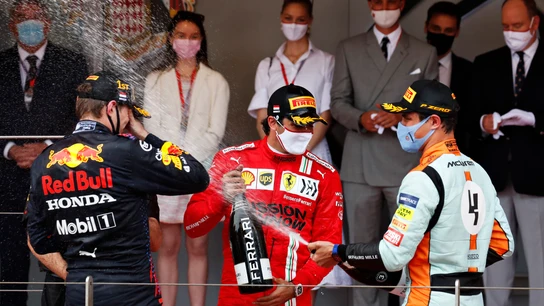Carlos Sainz, Lando Norris y Max Verstappen en el podio de Mónaco Carlos Sainz, Lando Norris y Max Verstappen en el podio de Mónaco