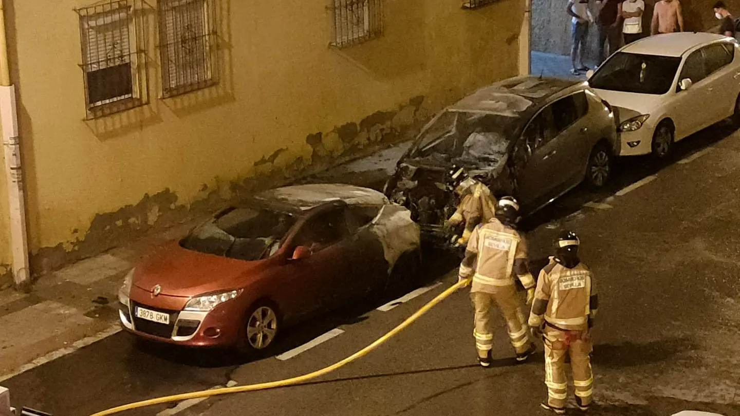 El pirómano de La Macarena vuelve a quemar dos coches de madrugada El pirómano de La Macarena vuelve a quemar dos coches de madrugada