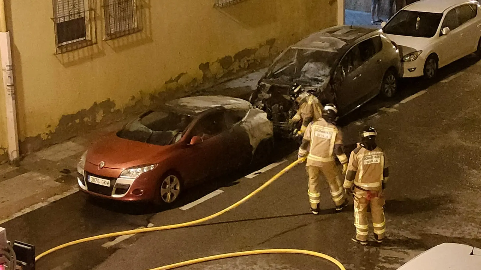 El pirómano de La Macarena vuelve a quemar dos coches de madrugada