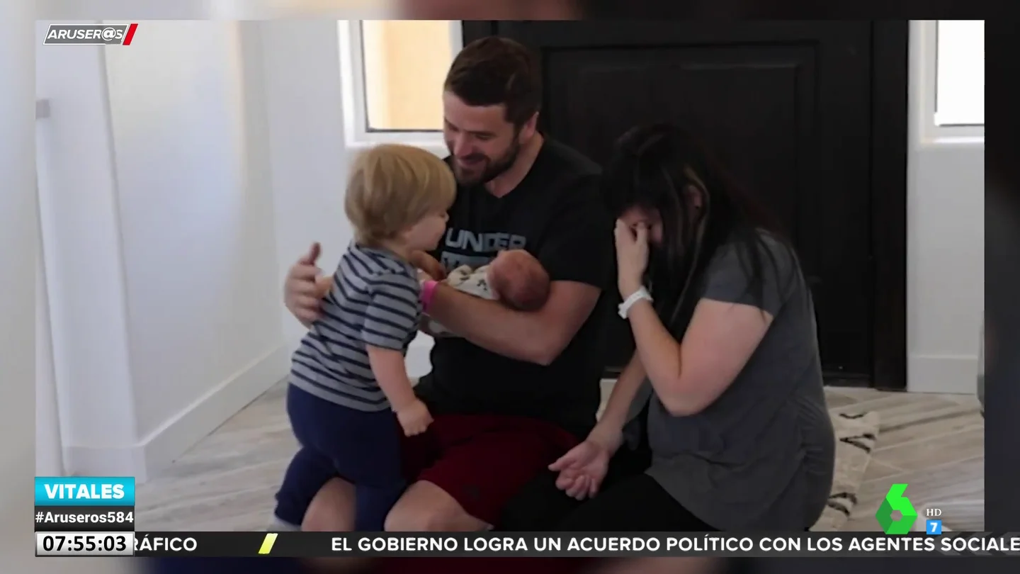 La emoción de un niño de dos años al conocer a su hermano recién nacido La emoción de un niño de dos años al conocer a su hermano recién nacido