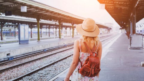Viajera esperando el tren