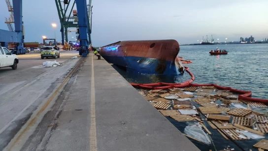 Vuelca un barco con personas a bordo en Castellón: buscan a dos desaparecidos Vuelca un barco con personas a bordo en Castellón: buscan a dos desaparecidos
