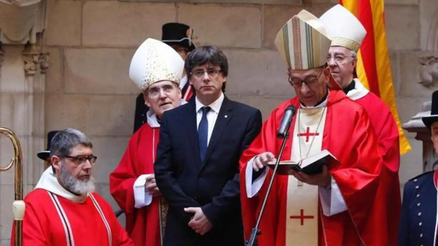 Puigdemont, escuchando al cardenal de Barcelona, Juan José Omella, en una imagen de archivo. Puigdemont, escuchando al cardenal de Barcelona, Juan José Omella, en una imagen de archivo.
