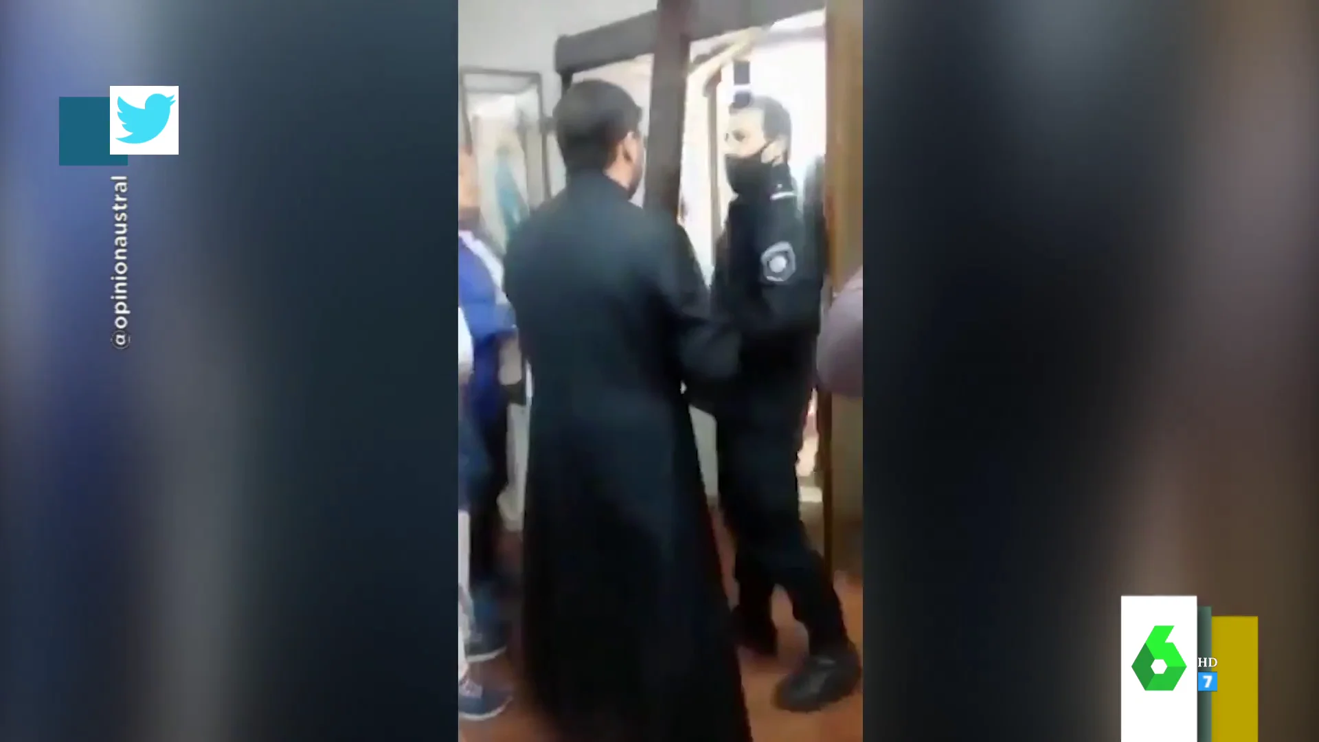 Un cura expulsa a la policía de su iglesia crucifijo en mano: "En nombre de Cristo, fuera de la casa de Dios"