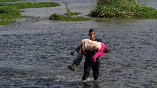 Sobrecogedora imagen de una mujer venezolana de 80 años que cruzó el Río Bravo en los brazos de un joven Sobrecogedora imagen de una mujer venezolana de 80 años que cruzó el Río Bravo en los brazos de un joven
