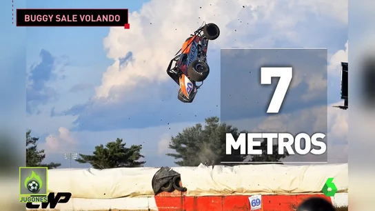 Brutal accidente en una carrera de buggys: un coche sale volando siete metros tras golpear contra las protecciones Brutal accidente en una carrera de buggys: un coche sale volando siete metros tras golpear contra las protecciones