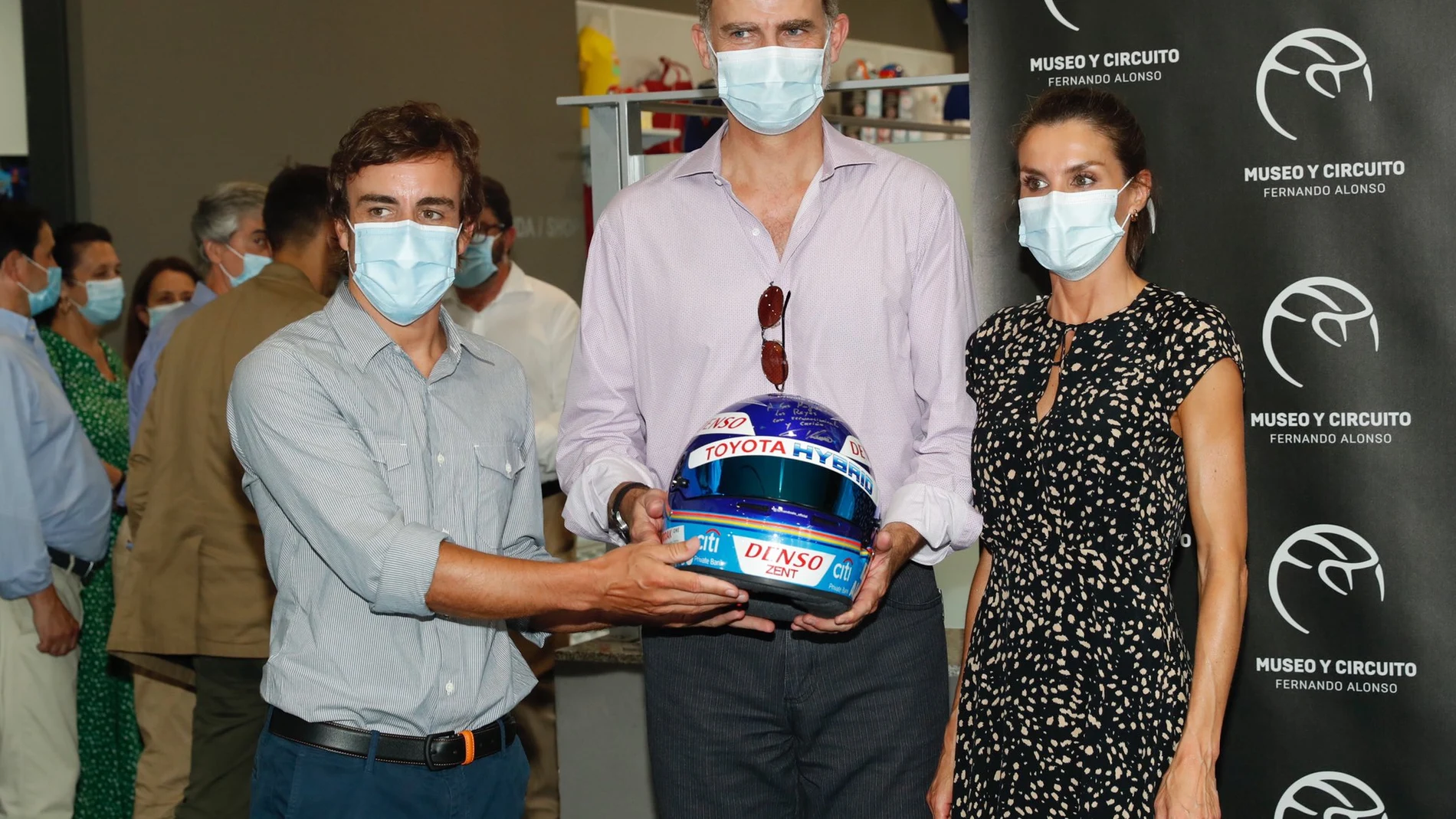 Fernando Alonso entrega a los Reyes de España un casco