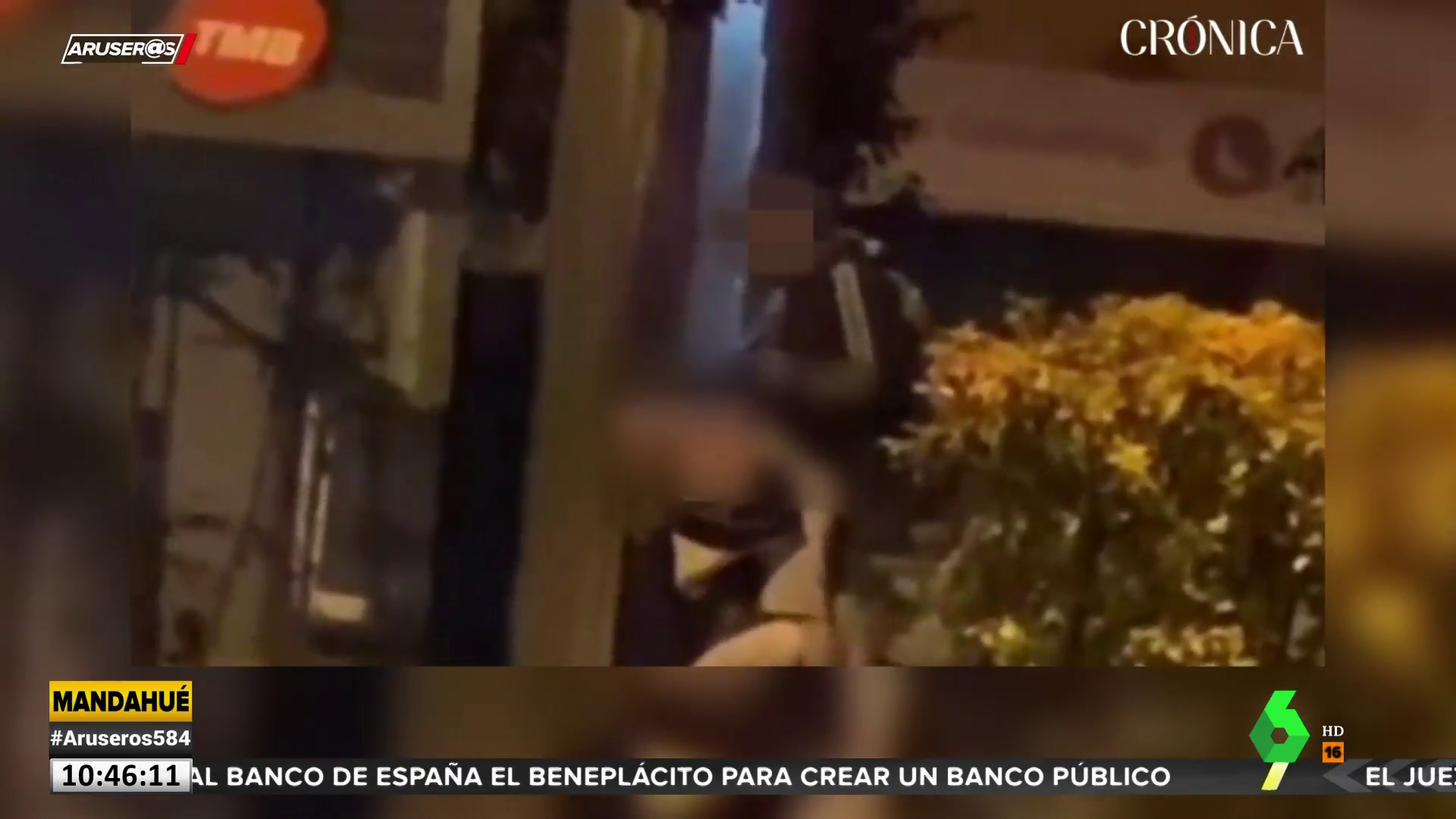 Graban a una pareja practicando sexo en plena calle en la plaza de Lesseps  (Barcelona)