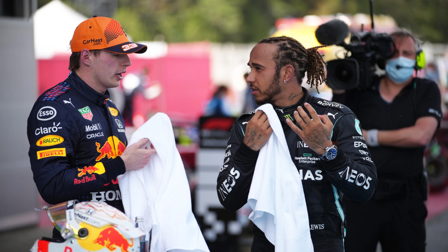 Lewis Hamilton habla con Max Verstappen