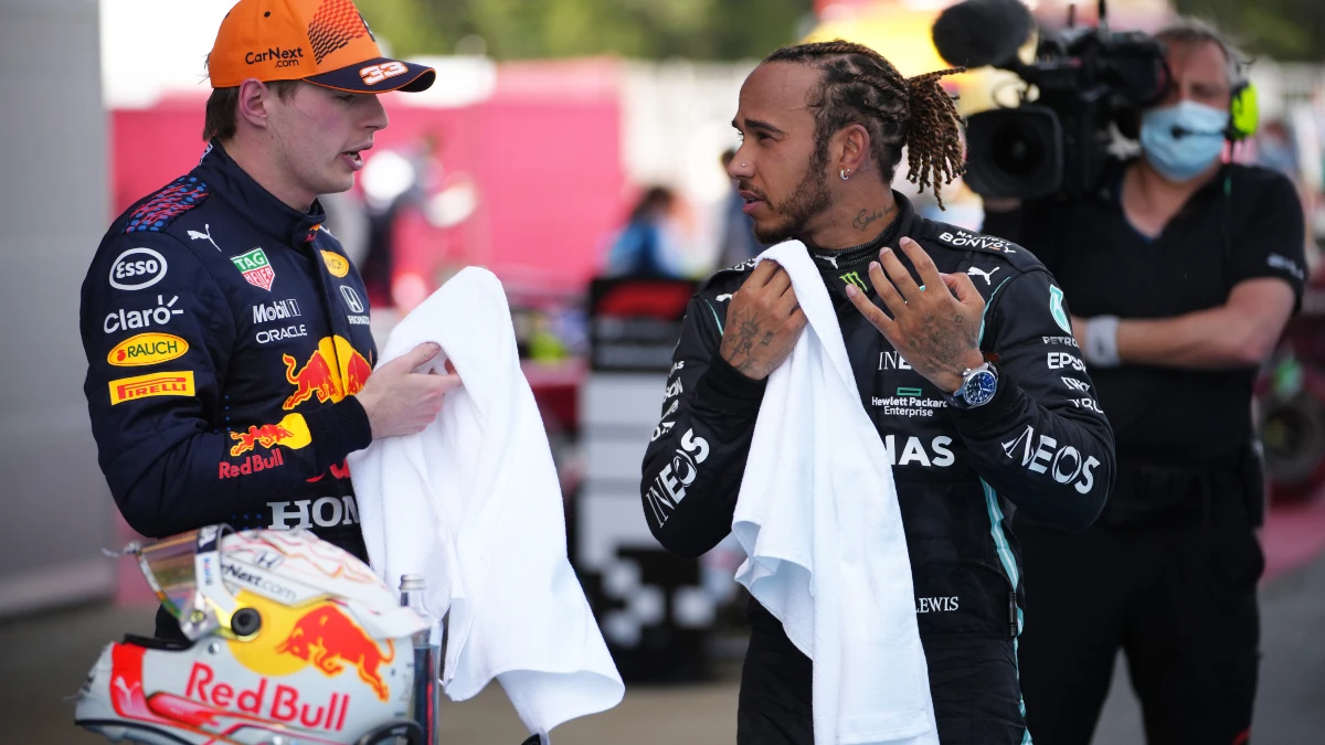 Lewis Hamilton habla con Max Verstappen