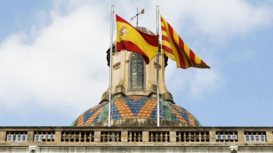 La bandera de Espa&ntilde;a y de Catalu&ntilde;a, sobre la Generalitat catalana