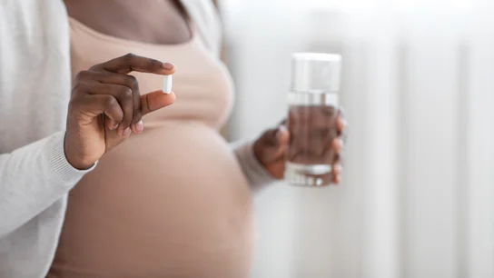 mujer embarazada con un paracetamol en la mano mujer embarazada con un paracetamol en la mano