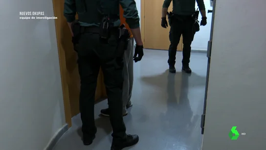 La Guardia Civil se lleva a un hombre detenido La Guardia Civil se lleva a un hombre detenido