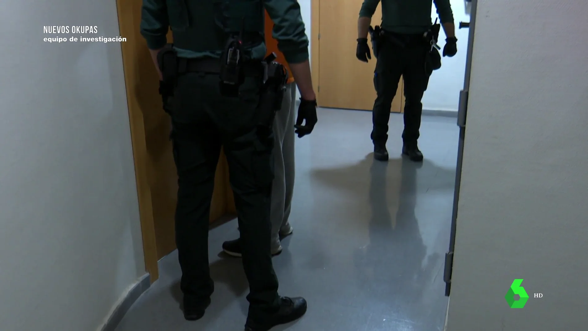 La Guardia Civil se lleva a un hombre detenido