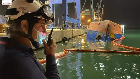 Hallan muerto a uno de los hombres desaparecidos tras volcar un barco en el puerto de Castellón Hallan muerto a uno de los hombres desaparecidos tras volcar un barco en el puerto de Castellón