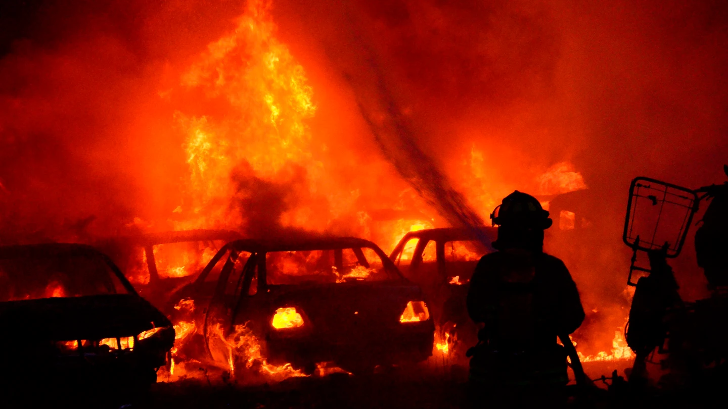 Un bombero intenta apagar un incendio de un estacionamiento del tránsito tras una nueva jornada de protesta en Colombia. Un bombero intenta apagar un incendio de un estacionamiento del tránsito tras una nueva jornada de protesta en Colombia.