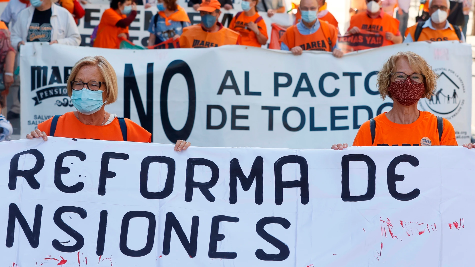 Pensionistas se manifiestan en el centro de Barcelona contra la reforma de las pensiones.