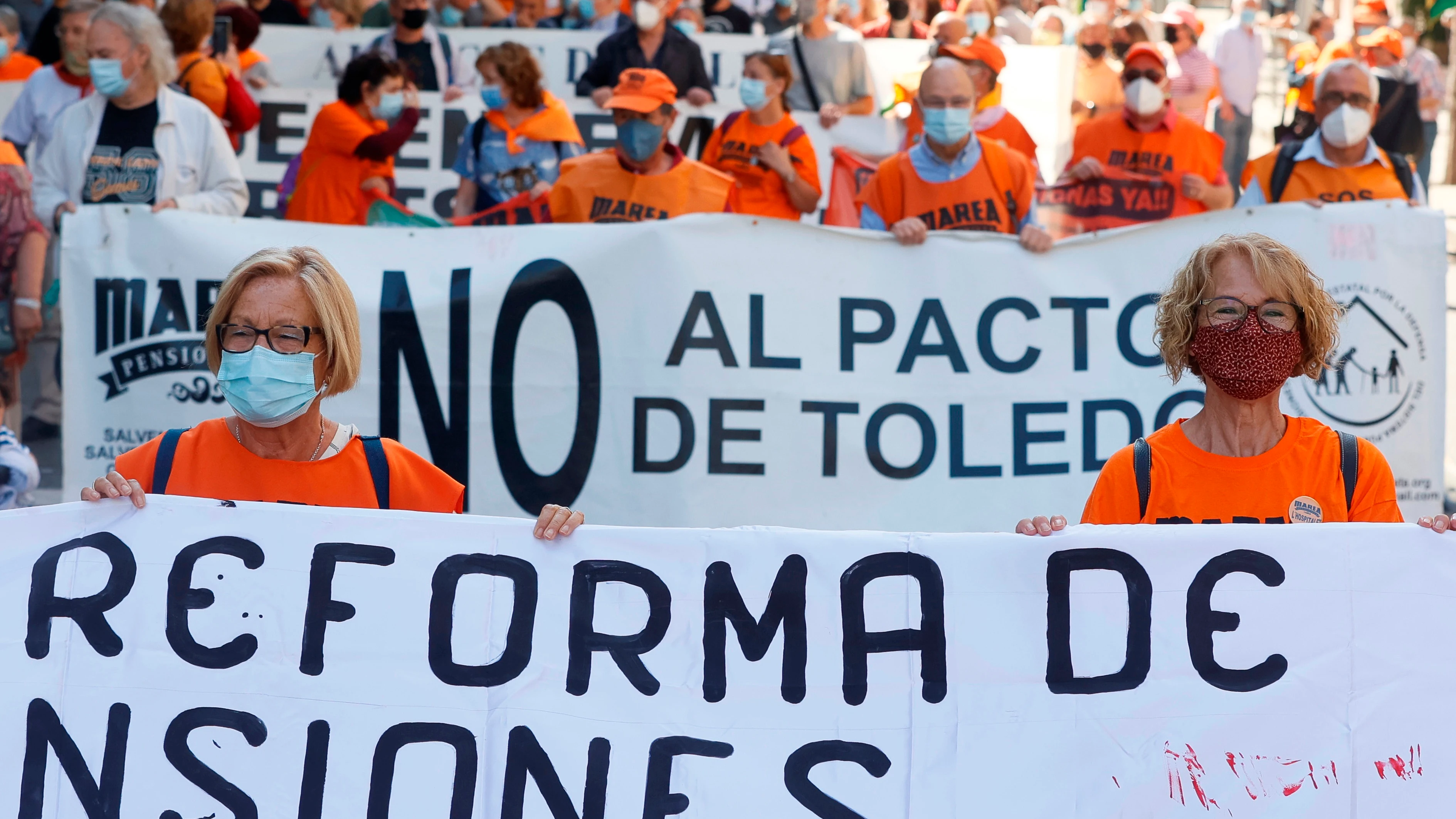 Pensionistas se manifiestan en el centro de Barcelona contra la reforma de las pensiones.