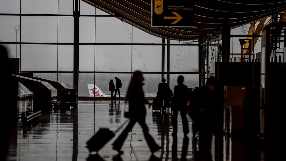 Vista del transito de viajeros por la T4 del Aeropuerto Adolfo Suarez Barajas en Madrid