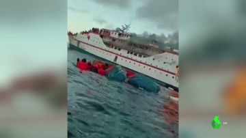 Rescatan a 95 personas de un barco de pasajeros en llamas en Indonesia