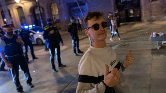 LaSexta Noticias Fin de Semana (29-05-21) Los botellones no dan tregua a la noche de Barcelona: la policía desaloja a 3.848 personas durante la madrugada LaSexta Noticias Fin de Semana (29-05-21) Los botellones no dan tregua a la noche de Barcelona: la policía desaloja a 3.848 personas durante la madrugada