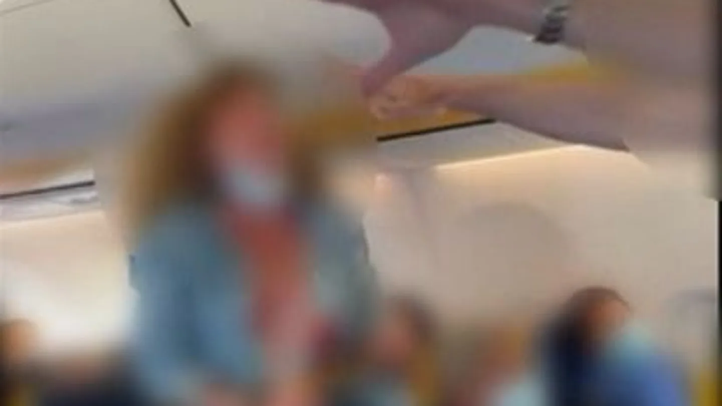Caos por la actitud de una pasajera en un vuelo de Ibiza a Italia por el uso de la mascarilla Caos por la actitud de una pasajera en un vuelo de Ibiza a Italia por el uso de la mascarilla