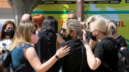 Varias personas muestran su pesar durante la concentración asesinato machista en Alovera (Guadalajara) Varias personas muestran su pesar durante la concentración asesinato machista en Alovera (Guadalajara)