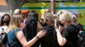 Varias personas muestran su pesar durante la concentración asesinato machista en Alovera (Guadalajara)