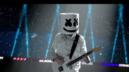 Marshmello, durante su actuación junto a Selena Gomez y Khalid en la final de la Champions League Marshmello, durante su actuación junto a Selena Gomez y Khalid en la final de la Champions League