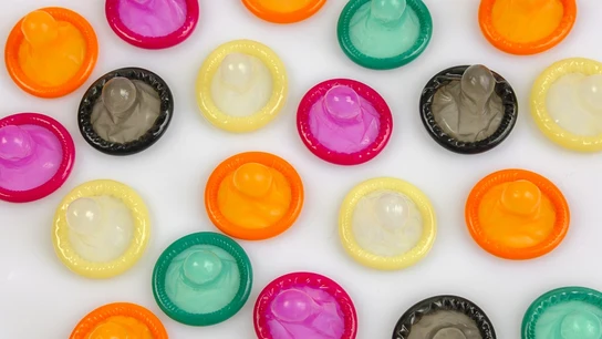 "No salgas sin condones": la campaña que advierte a los jóvenes sobre el VIH y otras infecciones de transmisión sexual "No salgas sin condones": la campaña que advierte a los jóvenes sobre el VIH y otras infecciones de transmisión sexual