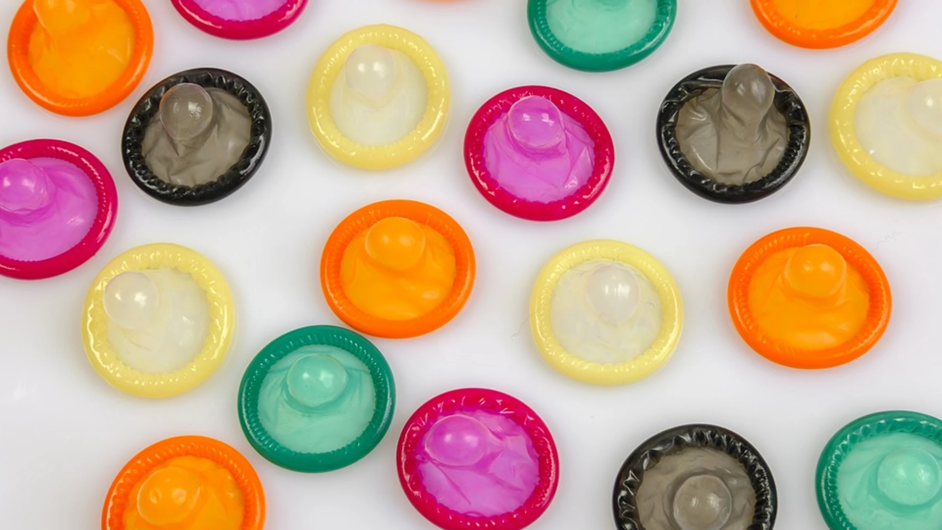 Imagen de archivo de preservativos de colores